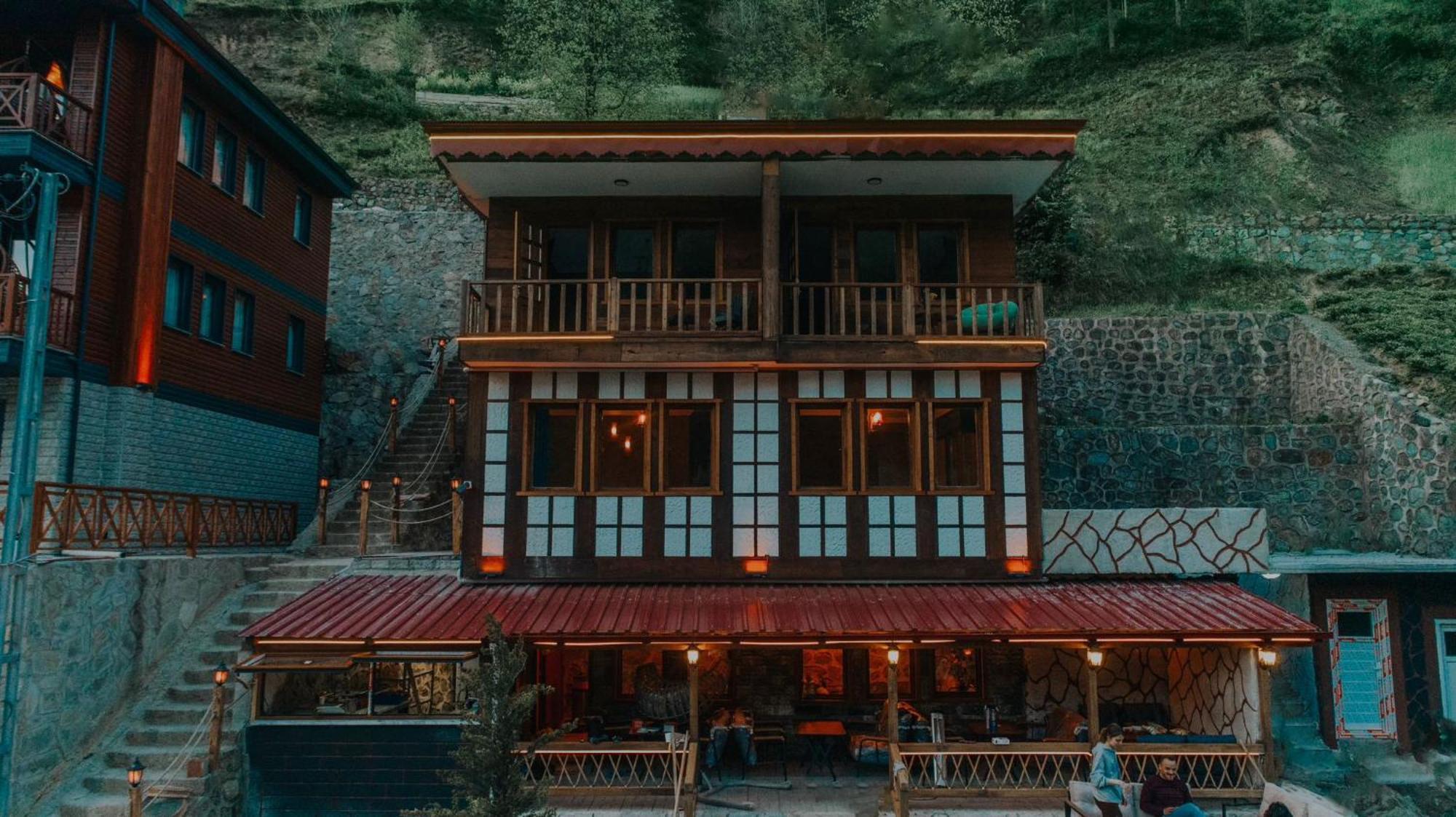 River Deluxe Hotel *