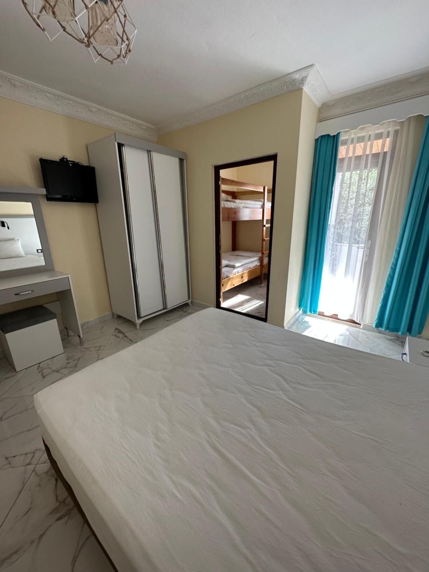Palm Hotel *