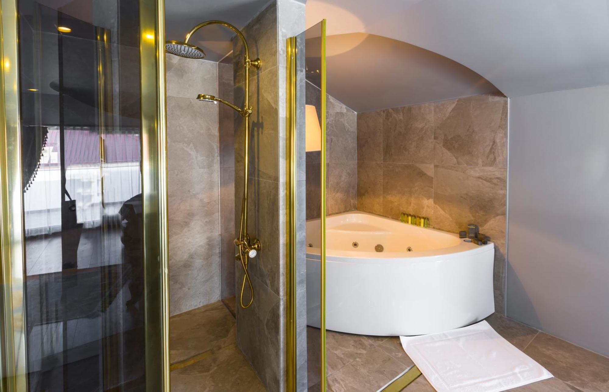 Real King Hotel