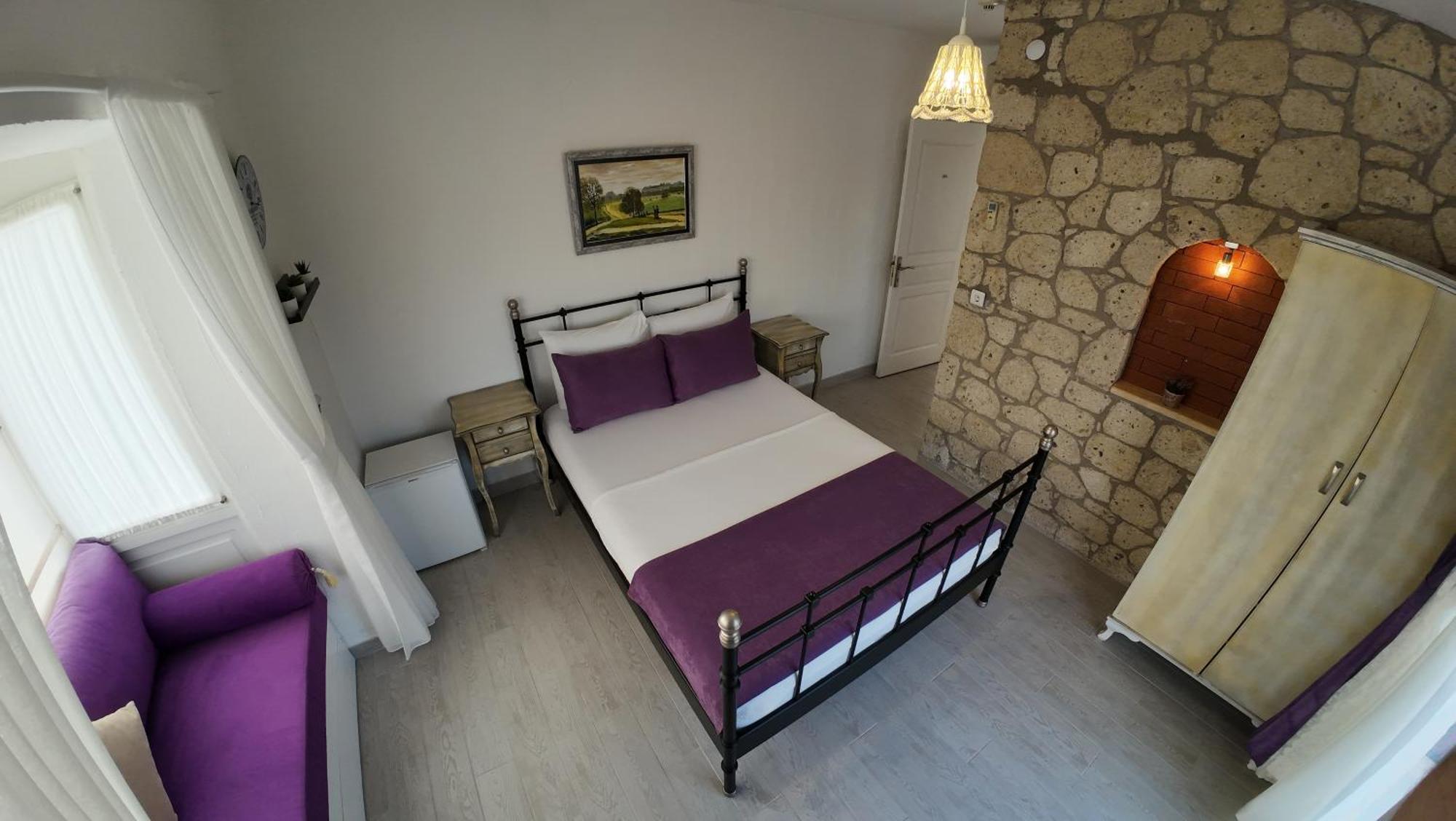 Adelfia Hotel 2*