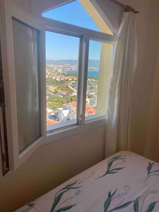 Deniz Manzarali, Havuzlu Ve Bahceli Triplex Villa