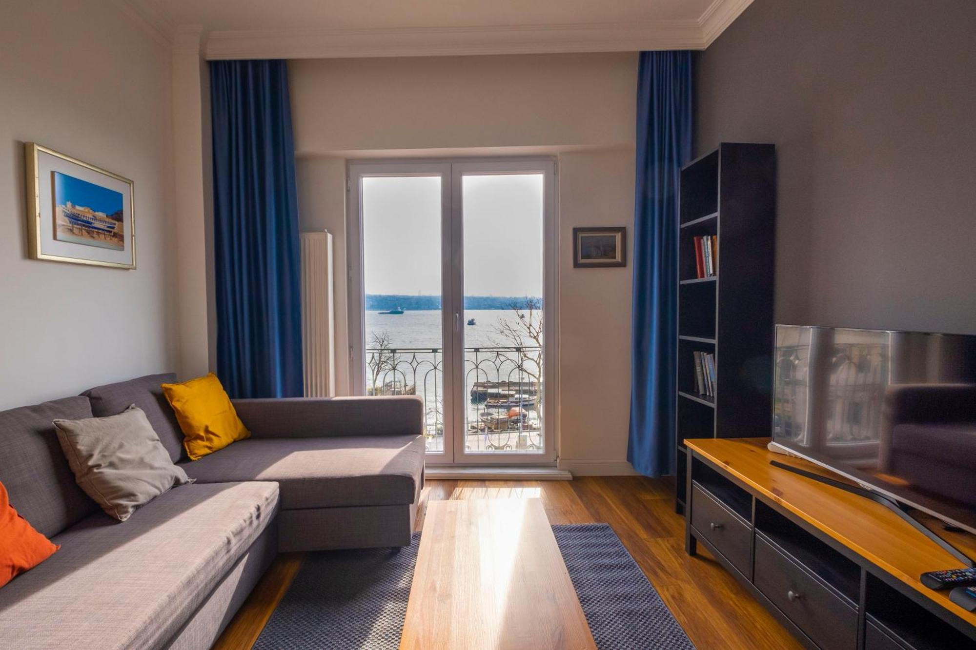 Trendy Waterfront With A Striking View Apartment