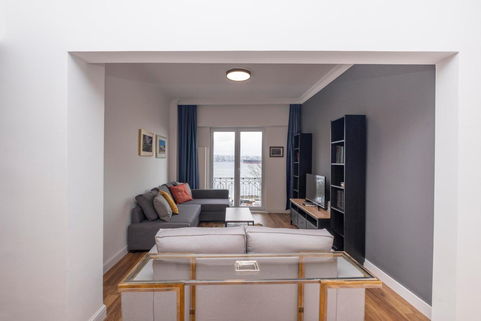 Trendy Waterfront With A Striking View Apartment *