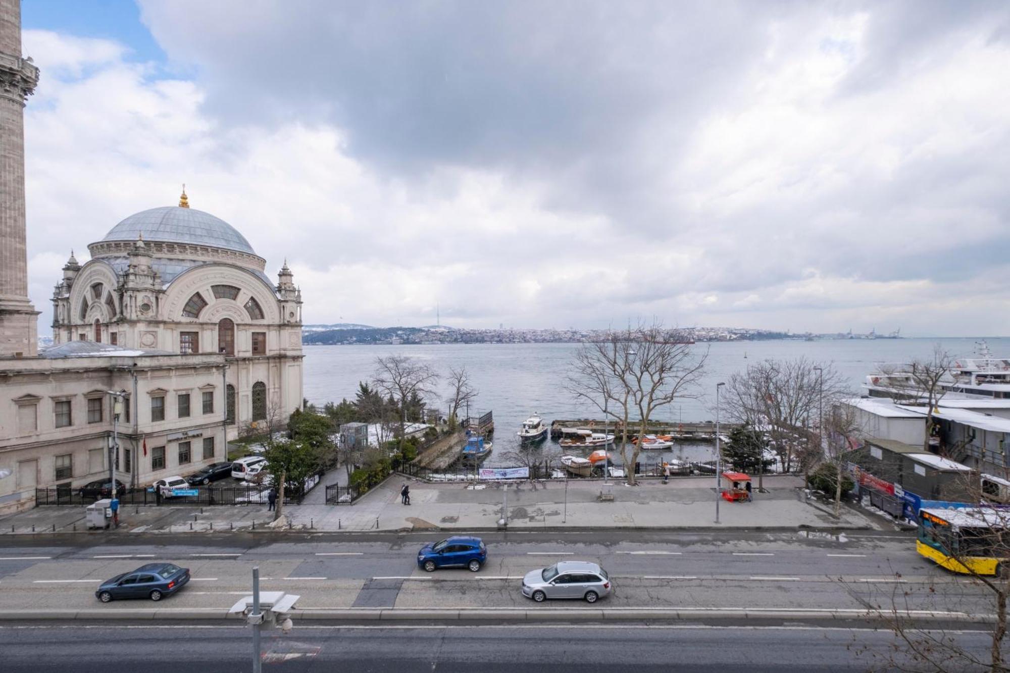 Trendy Waterfront With A Striking View Apartment