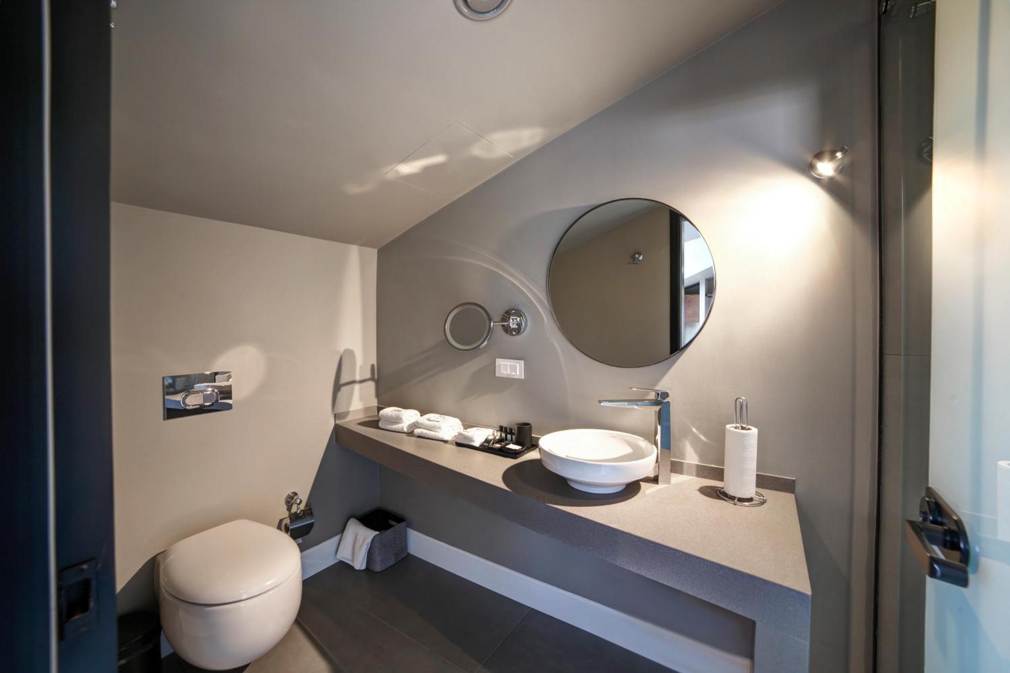 39 Kalamis Marina & Restaurant Hotel 3*