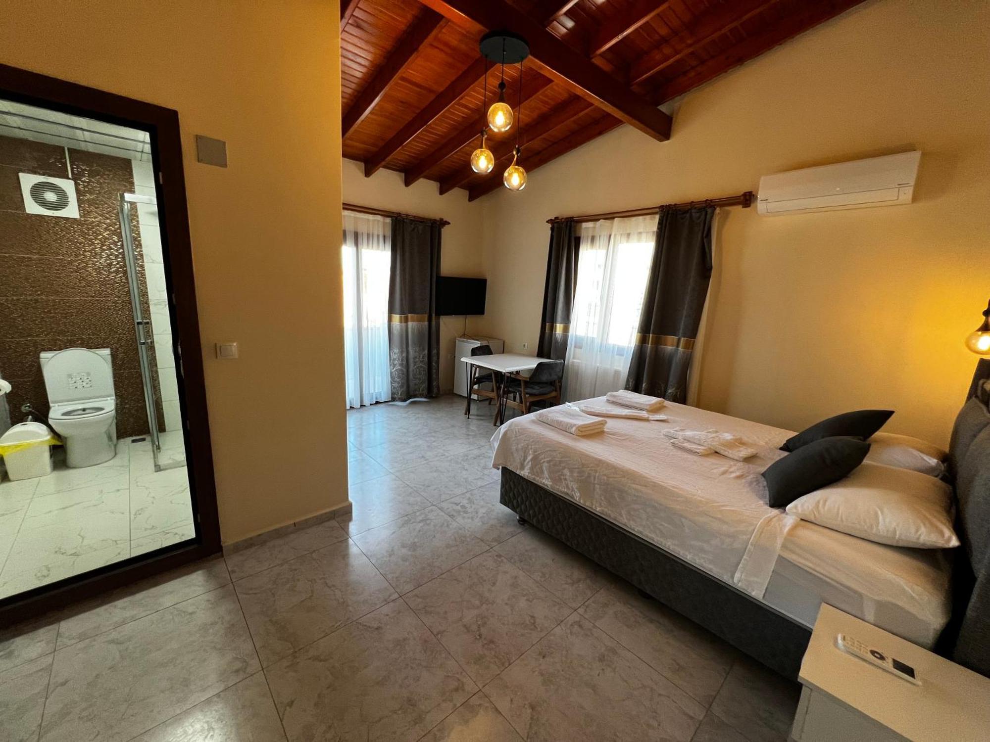 Hotel Ada *
