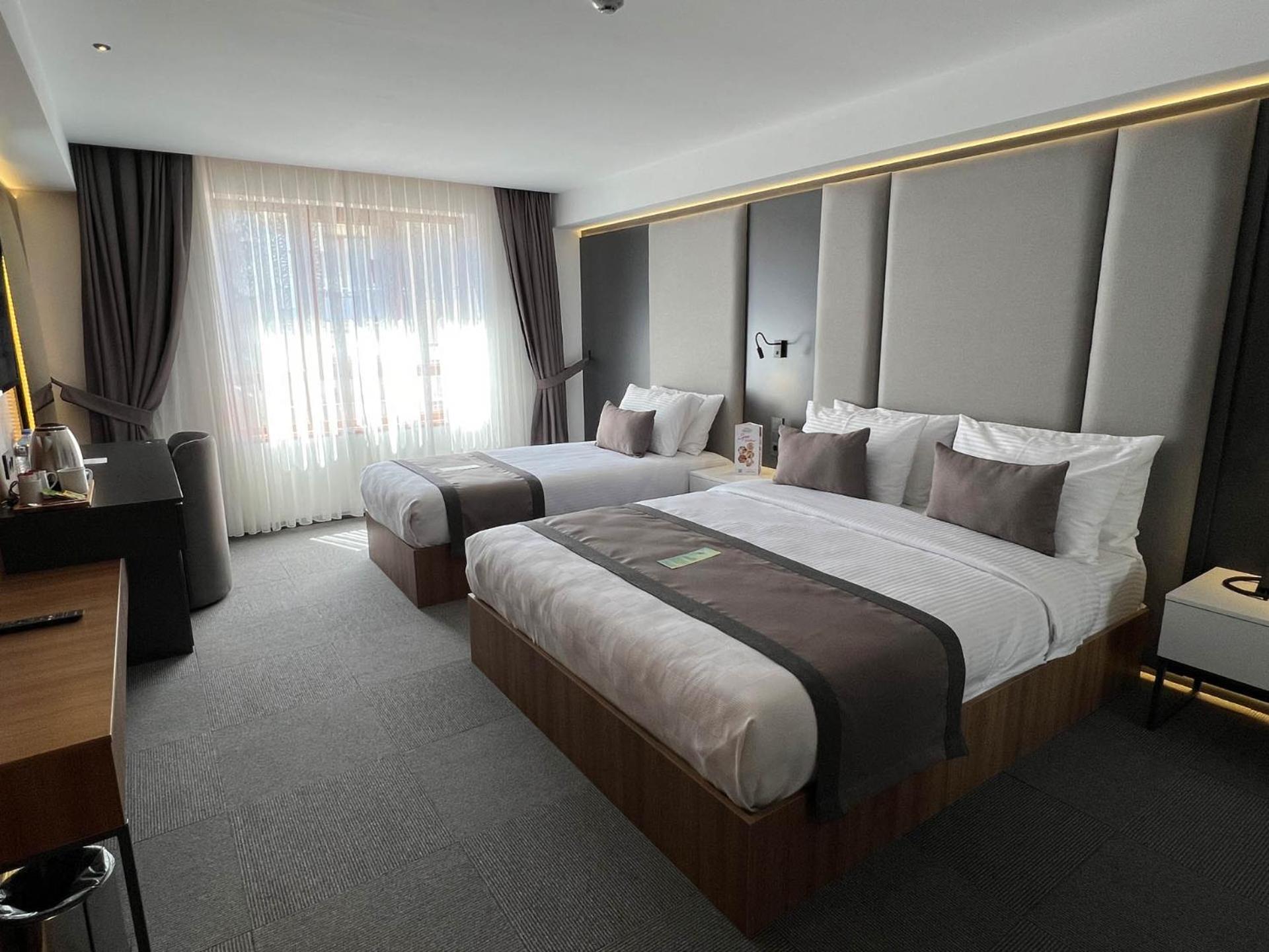 Hotel Sera Center