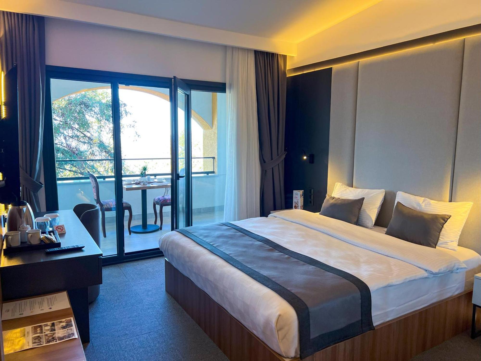 Hotel Sera Center