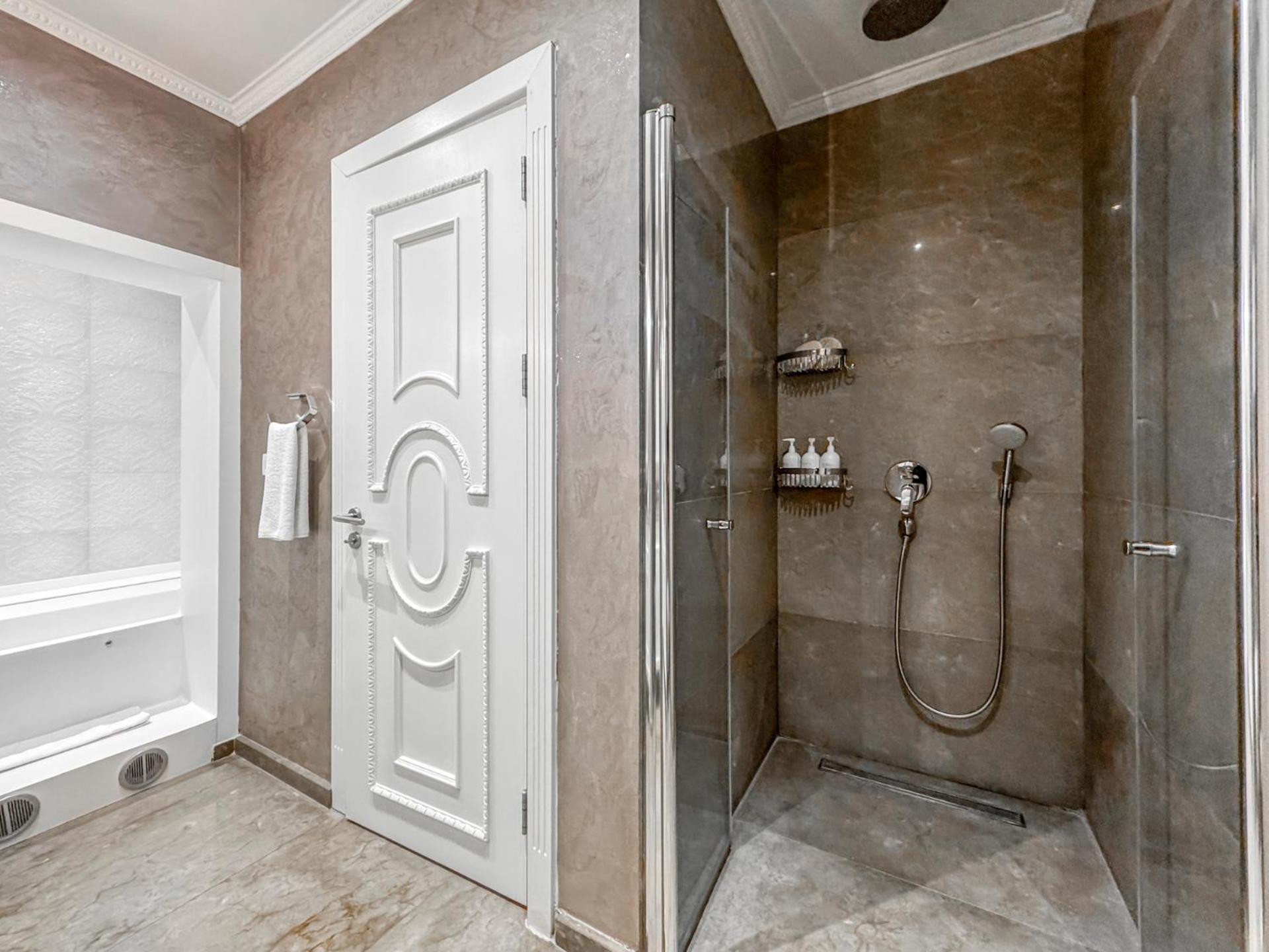 Ena Boutique & Residences Hotel 4*