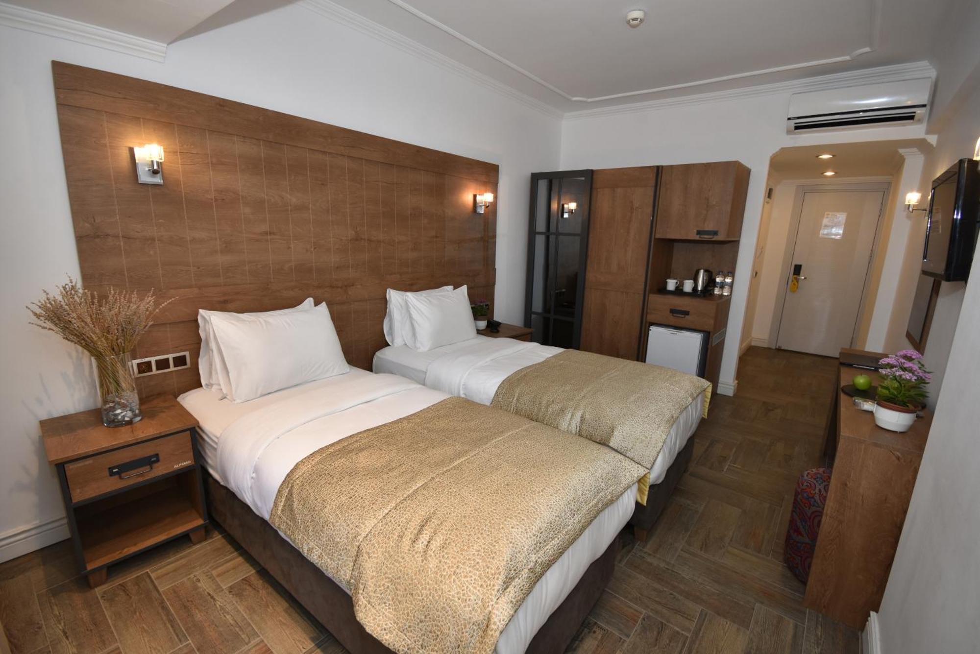 Aurasia Hotel 3*