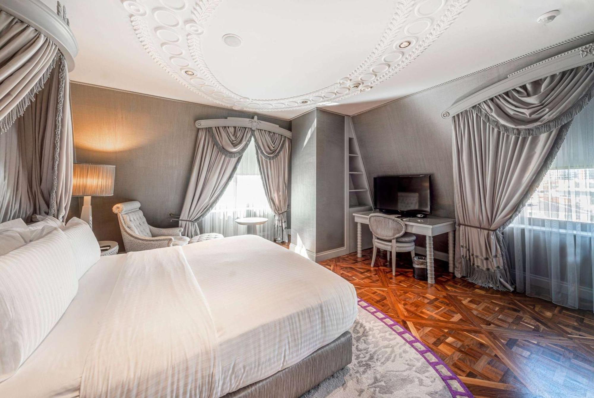 Wyndham Grand Kalamis Marina Hotel 5*