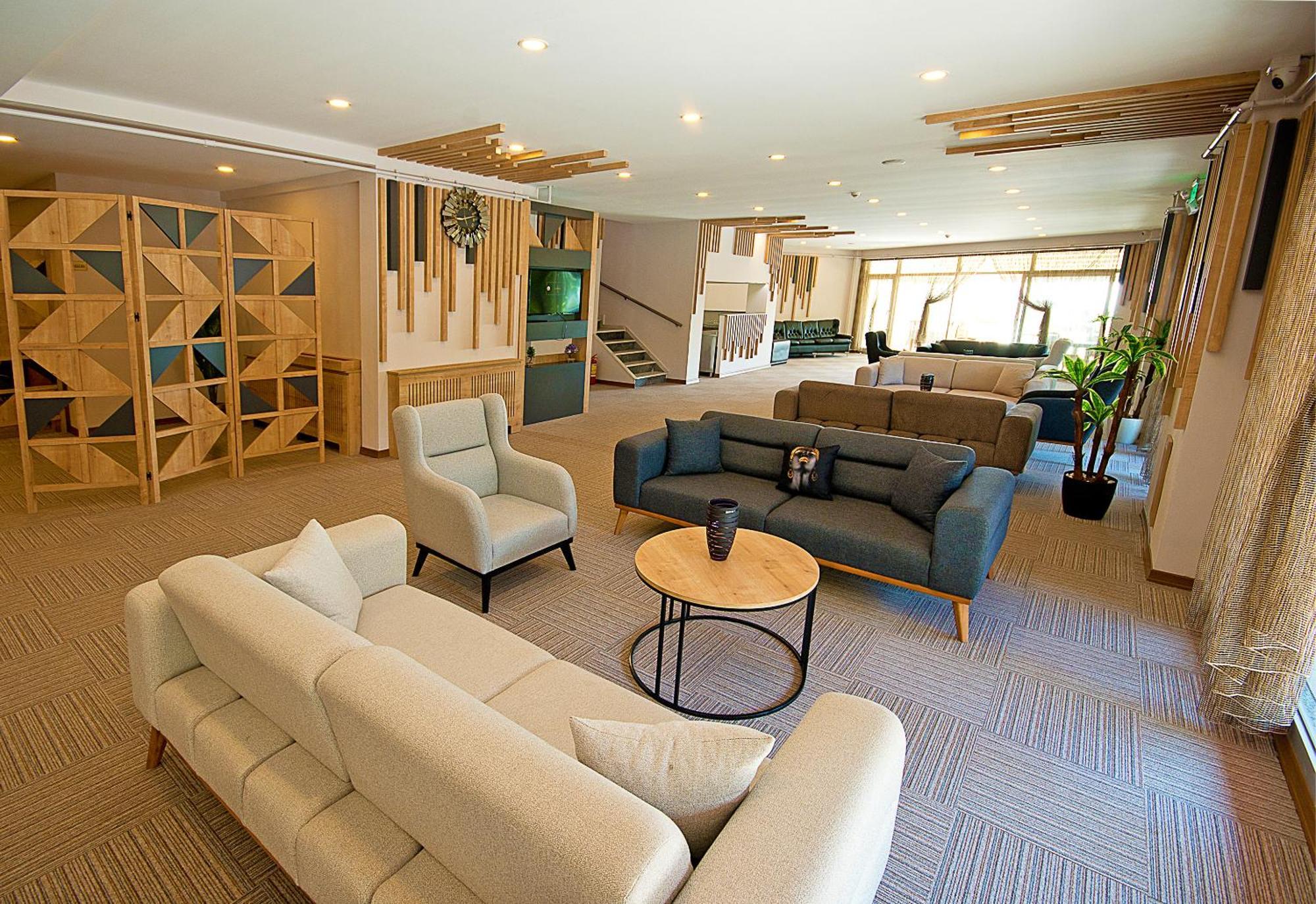 Lion Hotel *