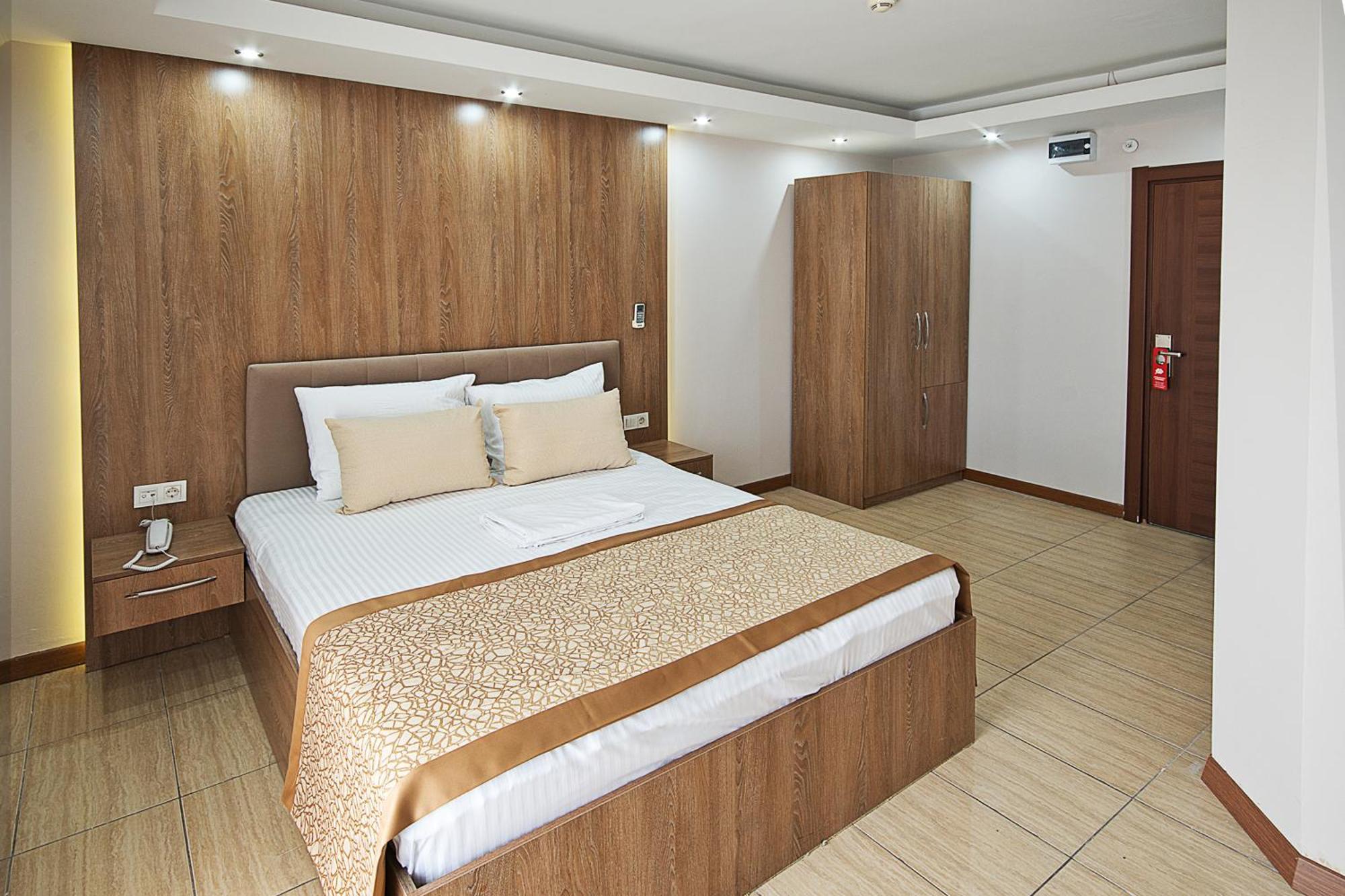 Lion Hotel *