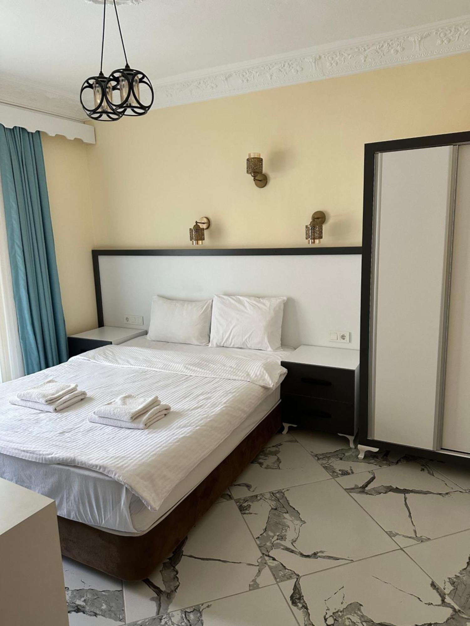 Palm Hotel *