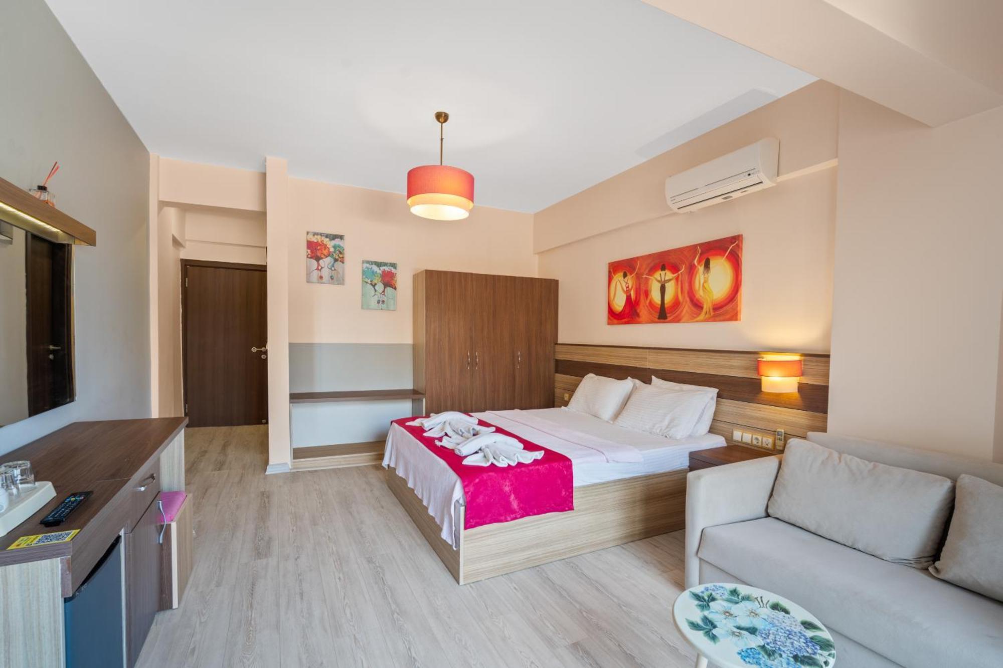Hotel Eden Pyara 2*
