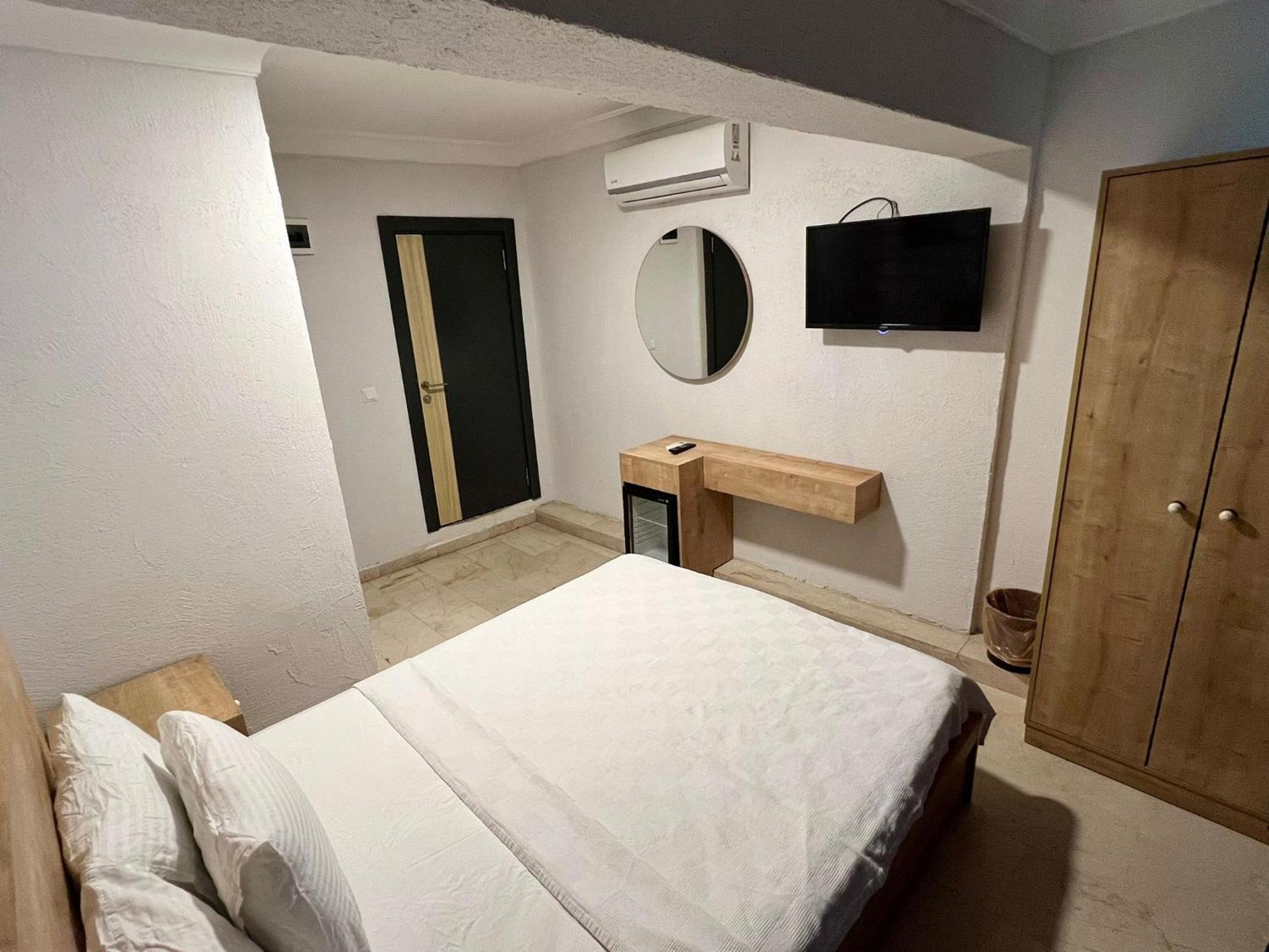 Ados Hotel 2*
