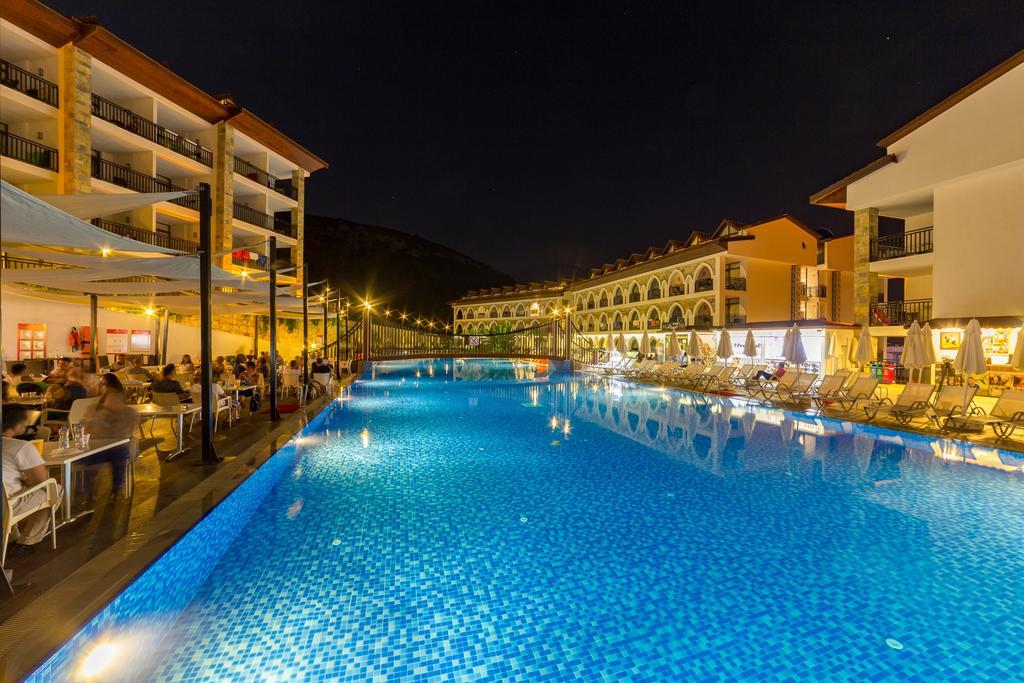 Hotel Ramada By Wyndham Akbuk