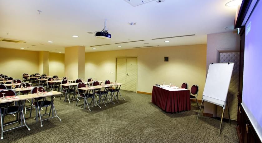 Hotel Ramada By Wyndham Old 4*