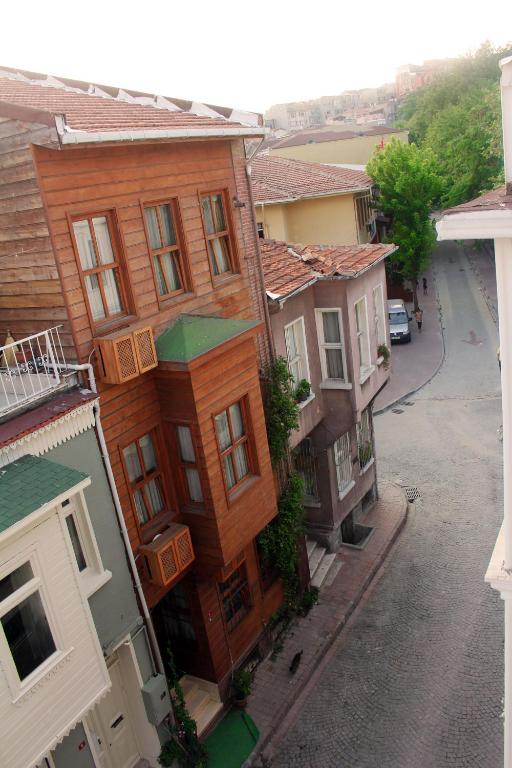 Uyar Apt * Istanbul
