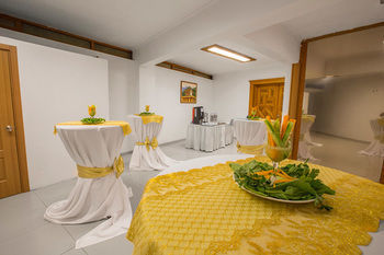 Hotel Azmakhan 3*