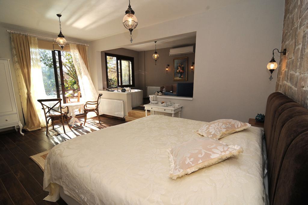 Beyaz Ev - Adult Only +15