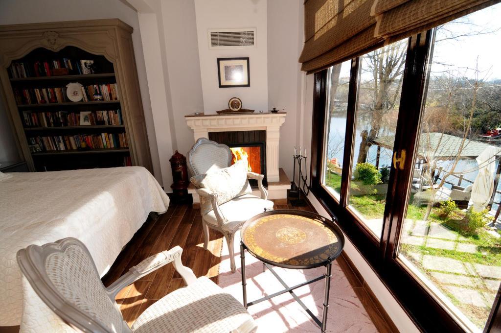 Beyaz Ev - Adult Only +15