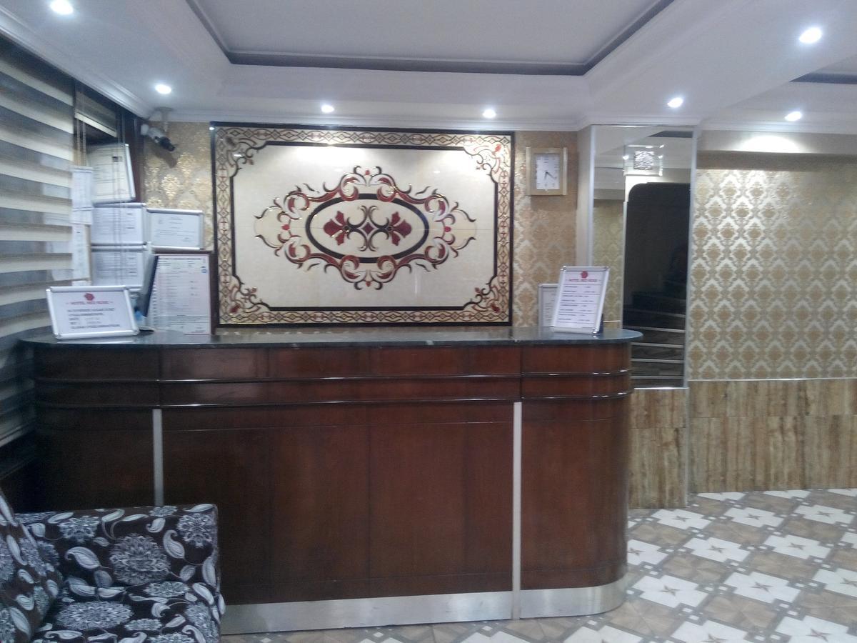 Red Rose Hotel *