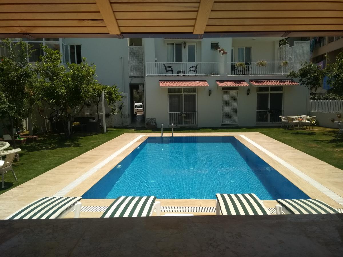 Grandma's Garden Aparthotel 3*