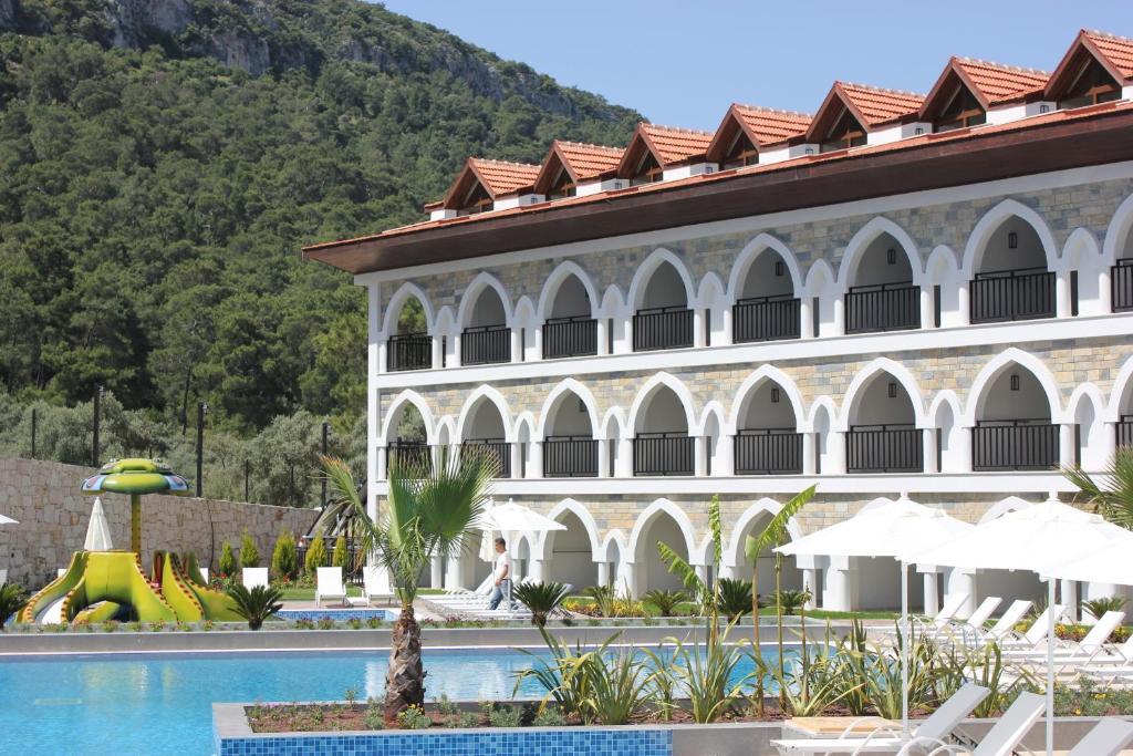 Ramada By Wyndham Akbuk Hotel