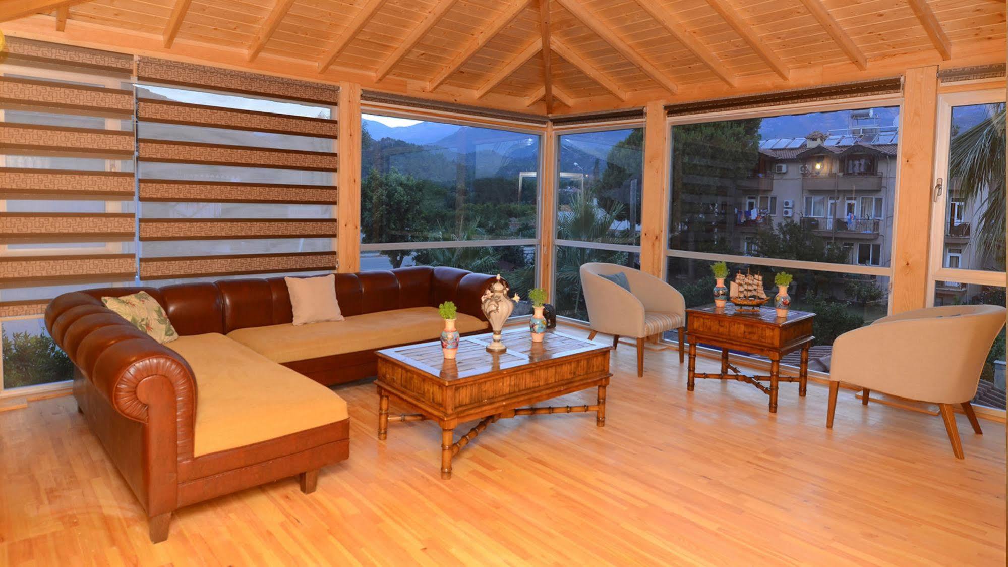 Hotel Teki̇rova 4*