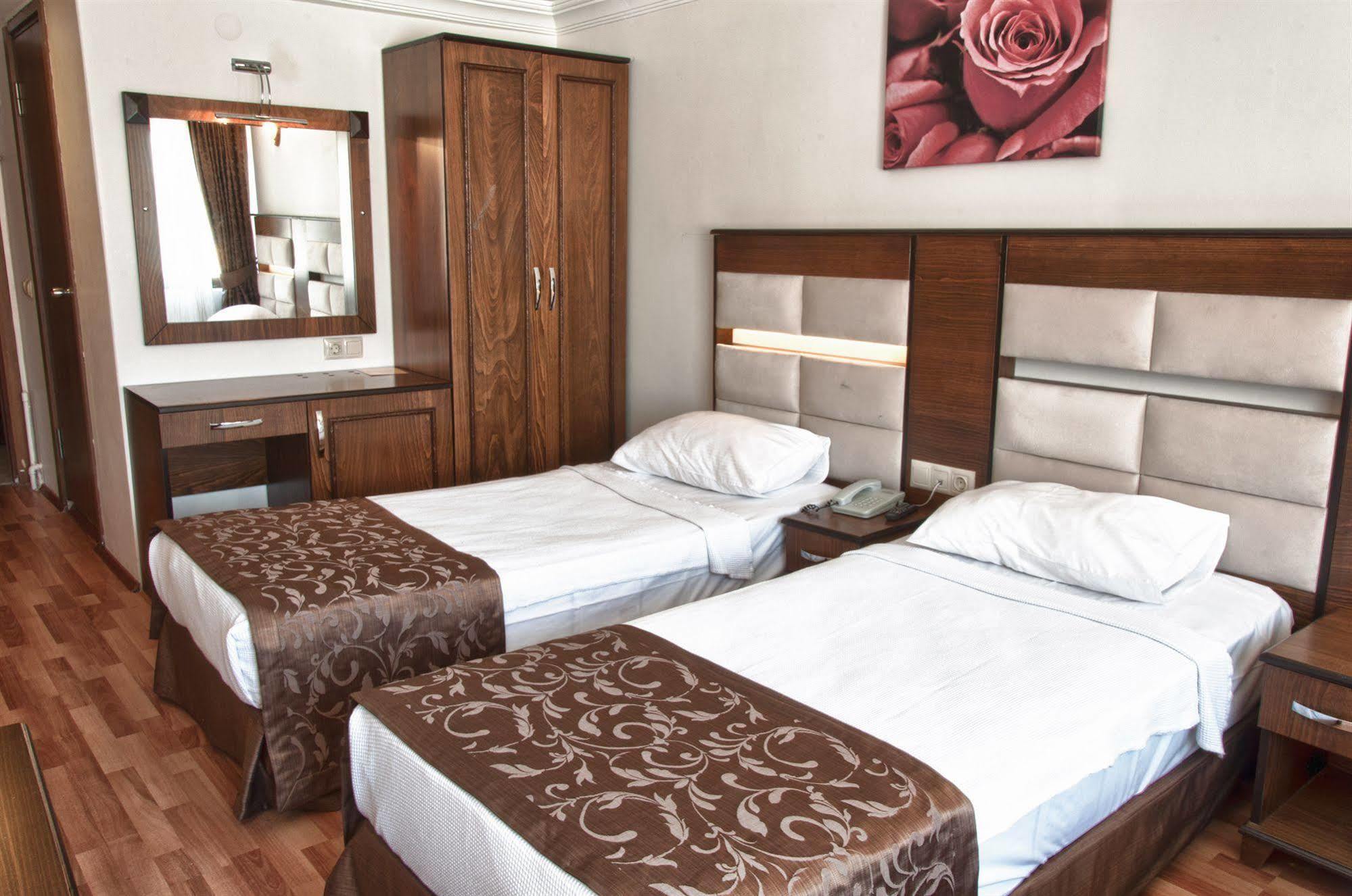 Santa Pera Hotel
