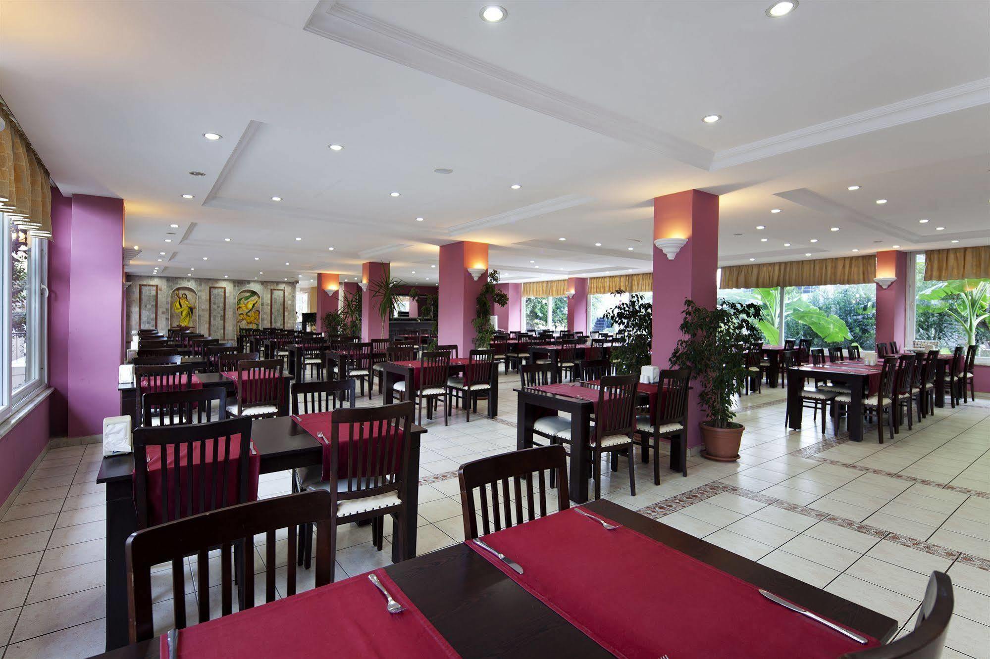 Larissa Garden Hotel 4*