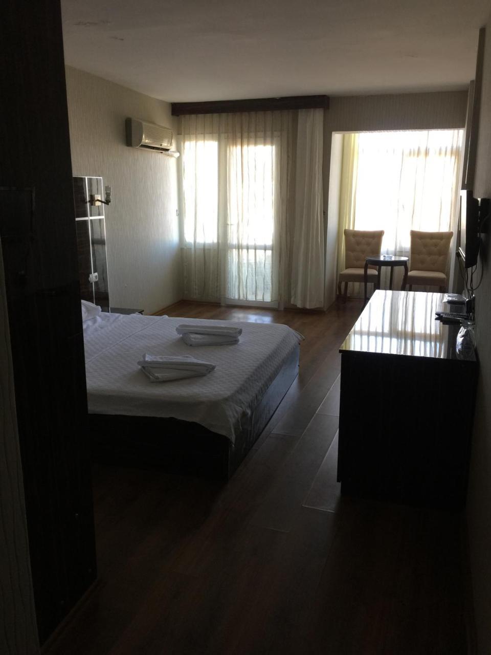 Iyonya Hotel *