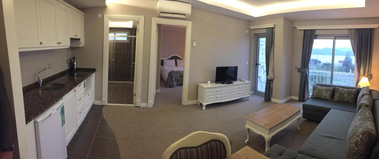 Daphne C Blok Apartment