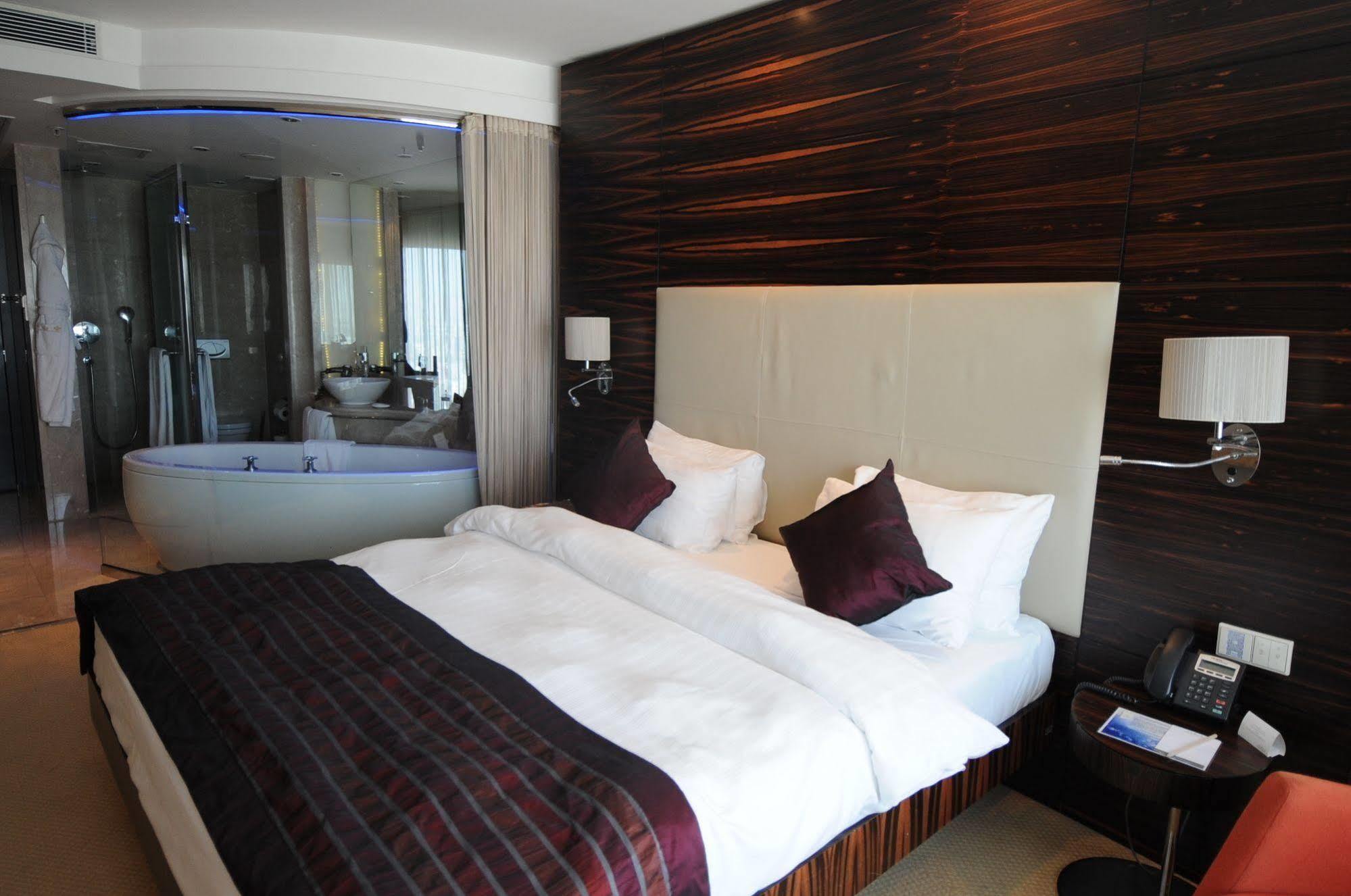 Grand Convention Center Hotel