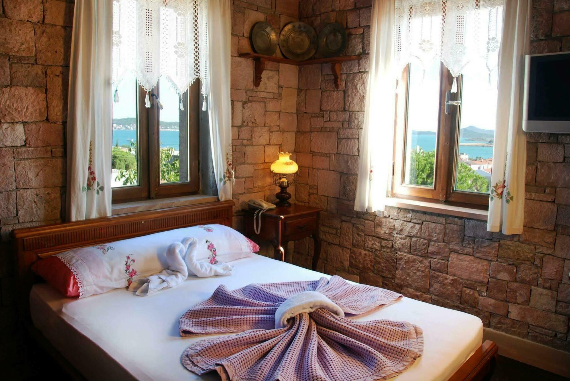 Tas Hotel *