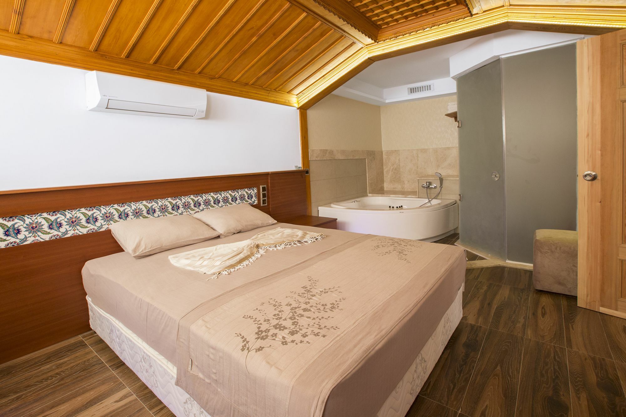 Hotel Azmakhan 3*