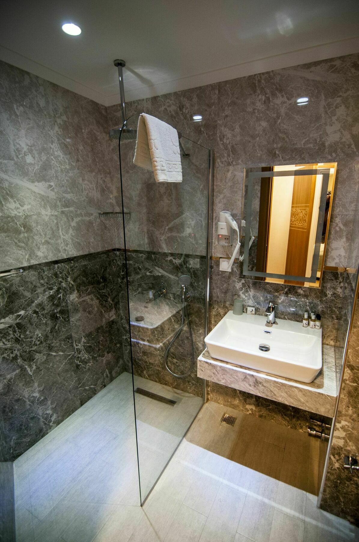 Exelans Hotel 3*