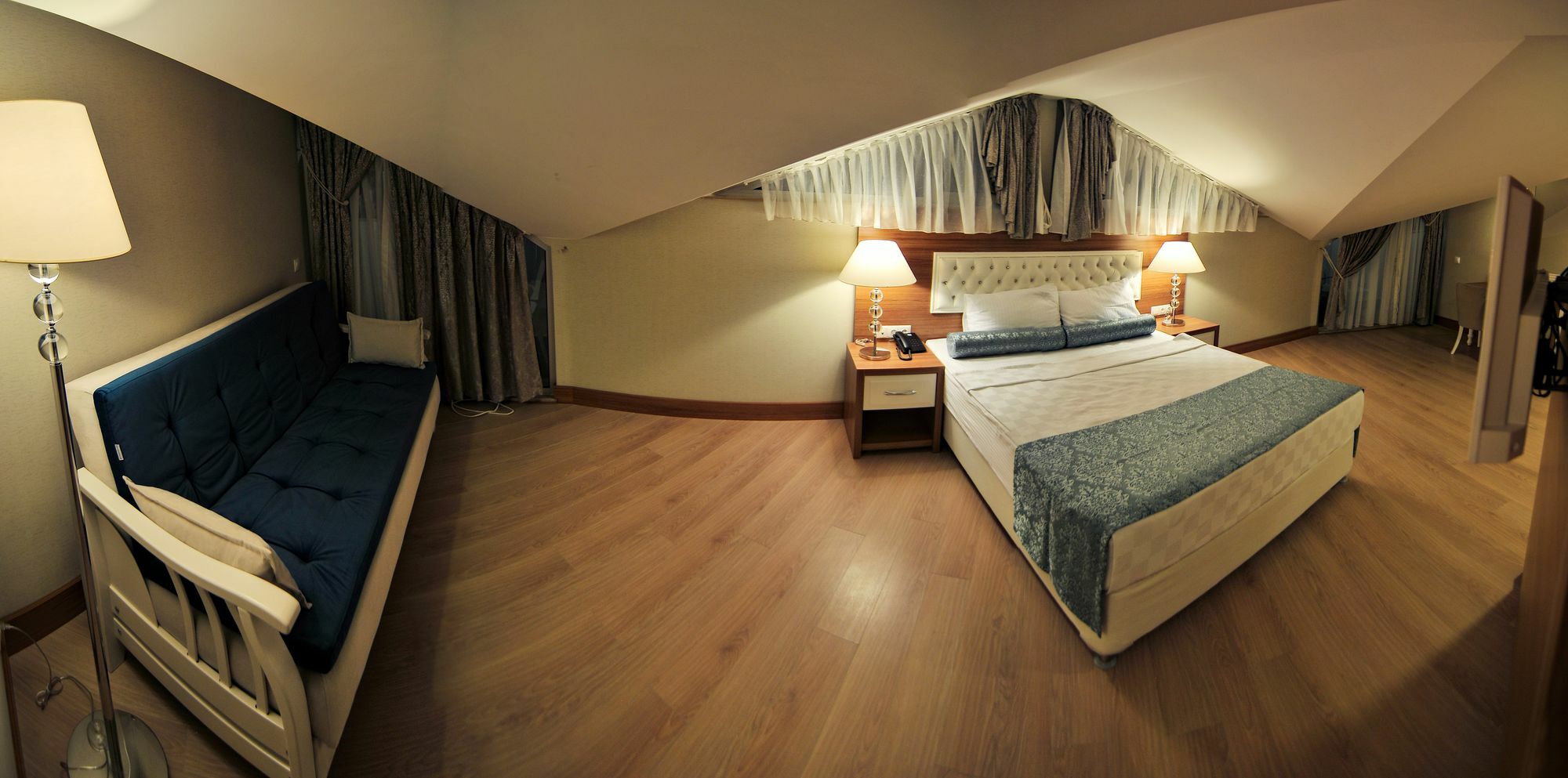 Exelans Hotel 3*