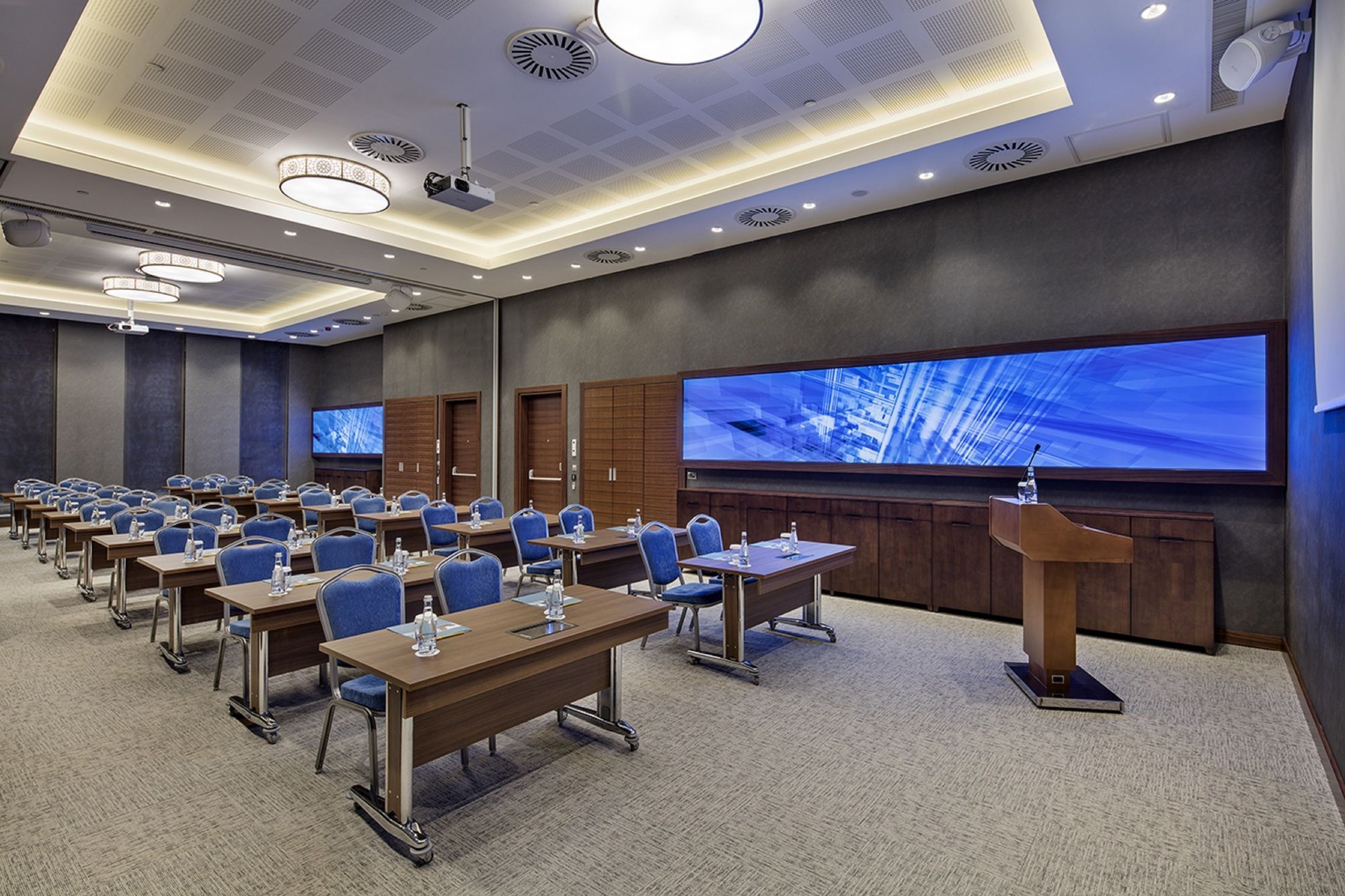 Hilton Garden Bayrakli Hotel 4*