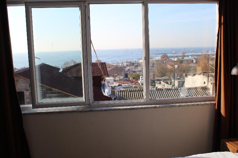 The Reina Hotel 3*
