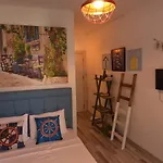 Derin Mavi Suit Butik Otel