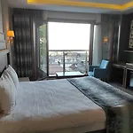 Magnaura House Hotel