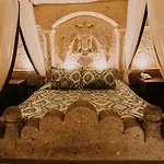 Holiday Cave Hotel