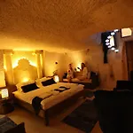 Mak\'S Cave House