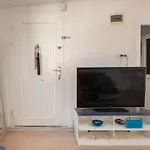 Central, Cozy, Comfy, 1Br House, Free Parking & Fast Wi-Fi, 4Ppl