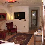 Solo Cave Suites