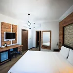 Imroz Adali\'S Butik Otel