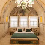 Solo Cave Suites