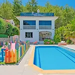 Villa Xclusive